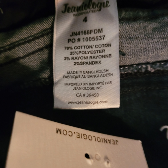 NWT Jean skirt with belt and fringed hem. - Picture 7 of 7